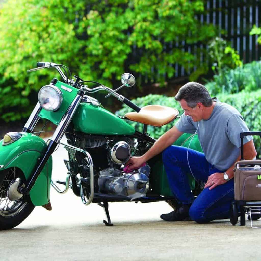 Mann mit Motorrad und Philips SimplyGo Caddy